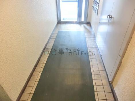 明るい日差しが入りこみます