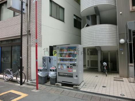 正面玄関脇です
