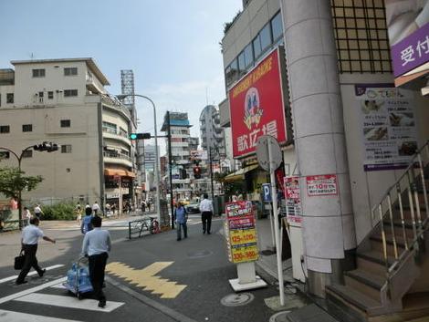 駅前の活気あふれるエリアです