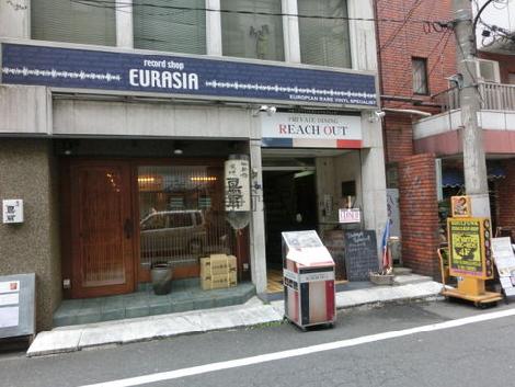 ビル１階は店舗です