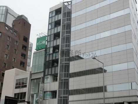 青山通り沿いの視認性が高いビル