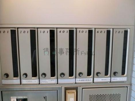 郵便ポストはエントランスにございます