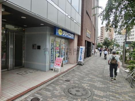 人通りの多い立地です