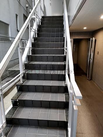 玄関ドアの手前に階段があります