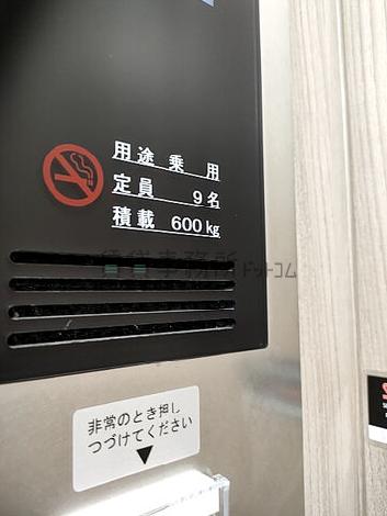 エレベーター９名乗り