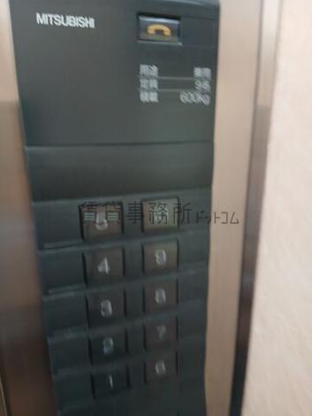 エレベーター9名乗り
