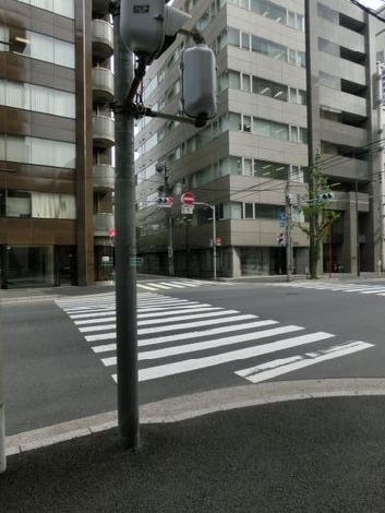 物件の正面玄関を出ますと、すぐ右手に横断歩道が走ってます