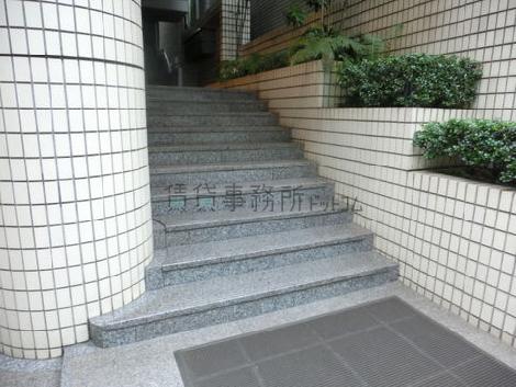 エントランス前に階段があります