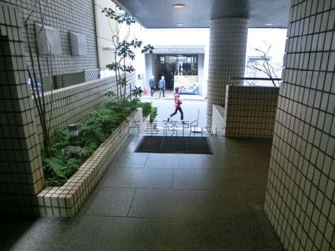 広々としたエントランス口