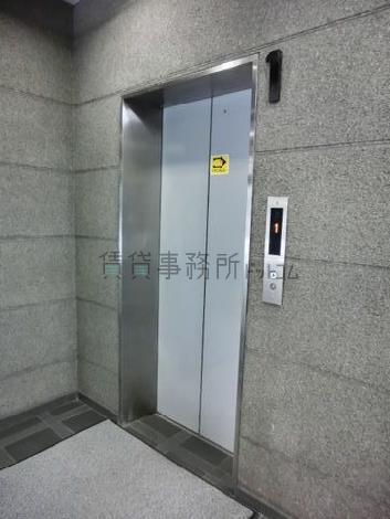 ステンレスの枠がきれいなエレベーター