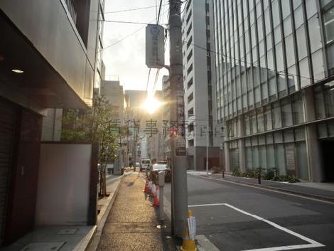 車通りの少ない道路に面しています
