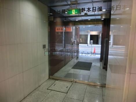 床から天井まで全面ガラス張りの扉です