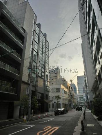 前面は一方通行の道路です