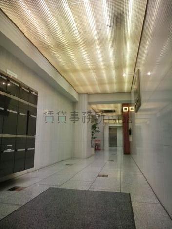 白を基調としたエントランスホールです