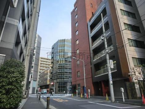 奥の交差点が、人形町通りです