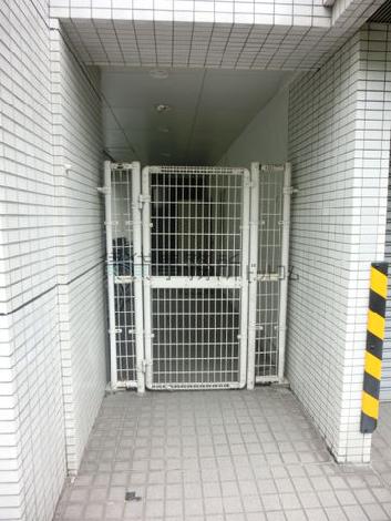 奥は駐輪場となっています