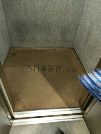 エレベーター内部