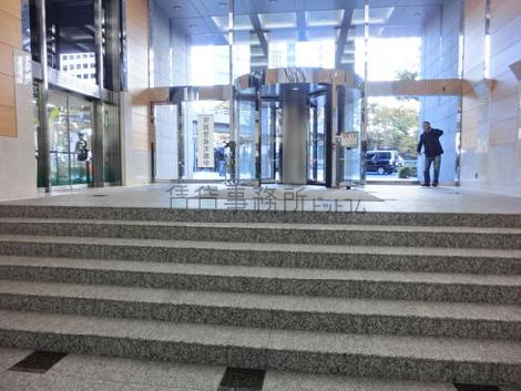 エントランスから見た玄関方向