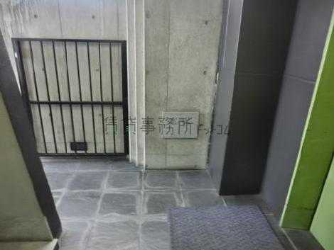 エレベーターホール前