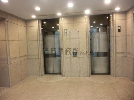 正面玄関入って左奥に２基あります