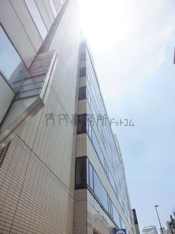 正面の窓が設置されている部分がわずかに前にせりだしています