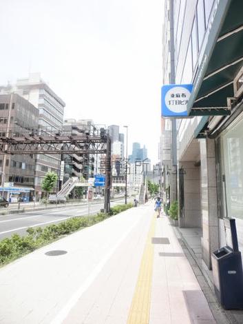 歩道に面して表札が出ています