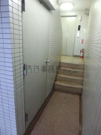 エレベーター前に少し段差がございます