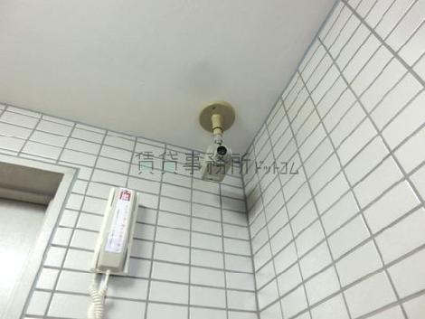 エントランス内に配備された防犯カメラ