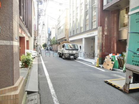 玄関前の通りです
