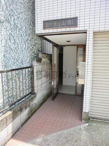比較的コンパクトな玄関