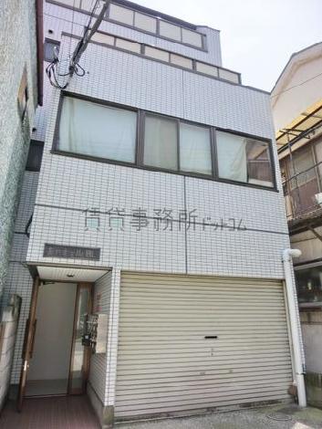 通りから少し奥まった場所