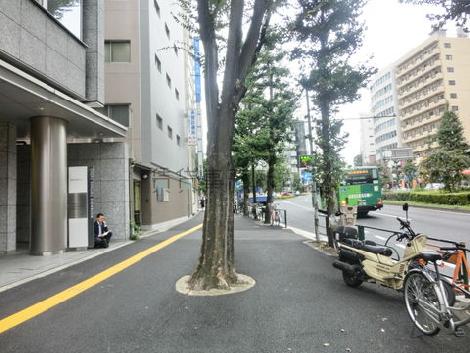 新宿三丁目駅方面