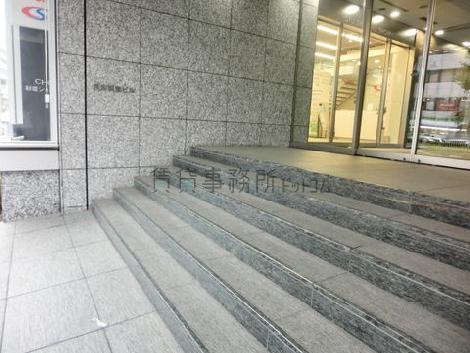 正面エントランス前の階段