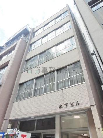 玄関前から見上げた外装