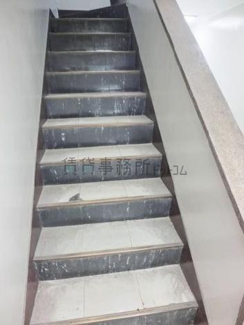 階段上り口前