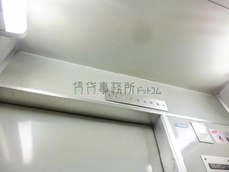 エレベーター内の天井照明