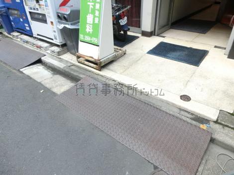 スロープの固定された床面