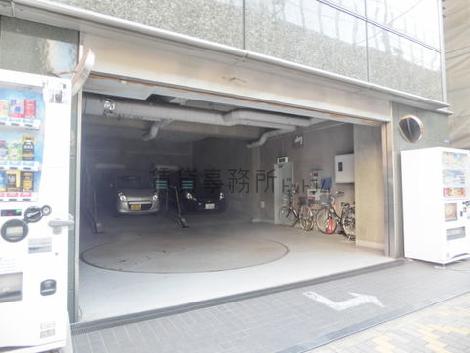 脇道側に用意された専用機械式駐車場口