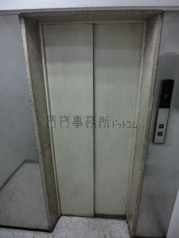 突当たり一番奥に白い扉のエレベーターがあります