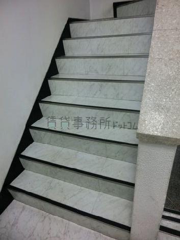 エレベーターと向かい合わせで階段があります