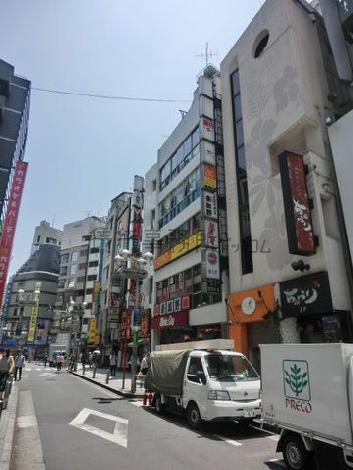 周囲にも店舗の入居するビルが並びます