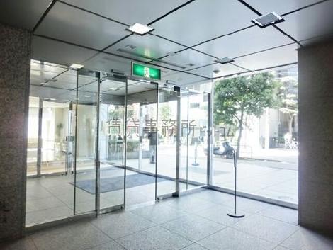 ガラス壁で囲まれた出入り口回り