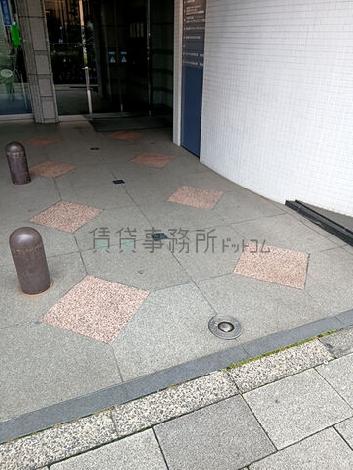 正面玄関前　段差