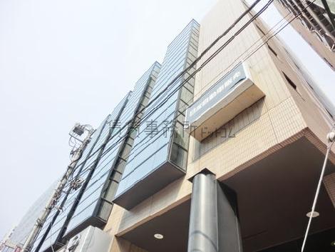 歩道から見上げた様子