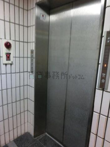 シルバーで綺麗なエレベーターです