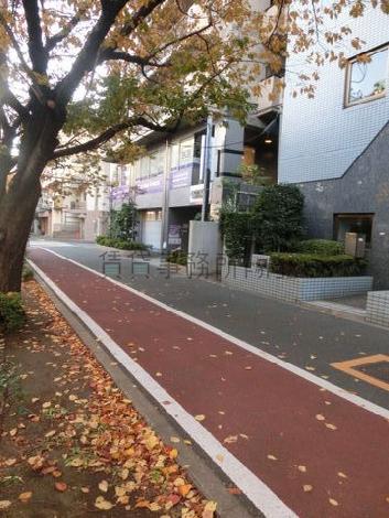 歩道は大きくとってあります