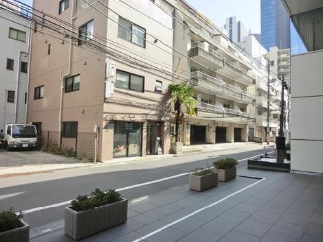前面道路は普段賑わいのある通りです