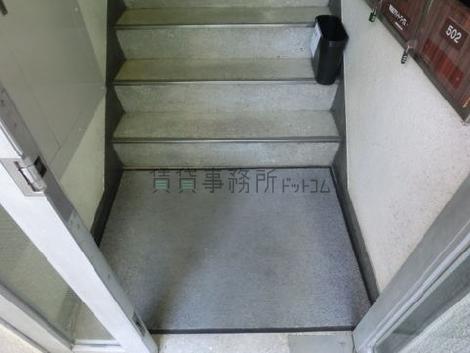 入り口入ってすぐ階段へ続きます