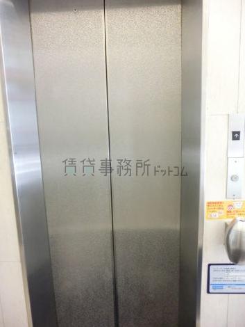 シルバーのエレベーター