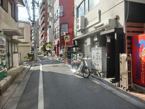 物件前の道路、四谷三丁目駅方向